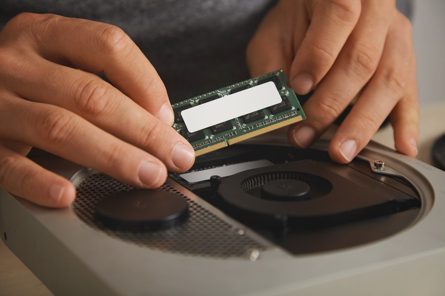 vista cercana manos profesionales quitando placa memoria actualizar pequena computadora personal 346278 1215